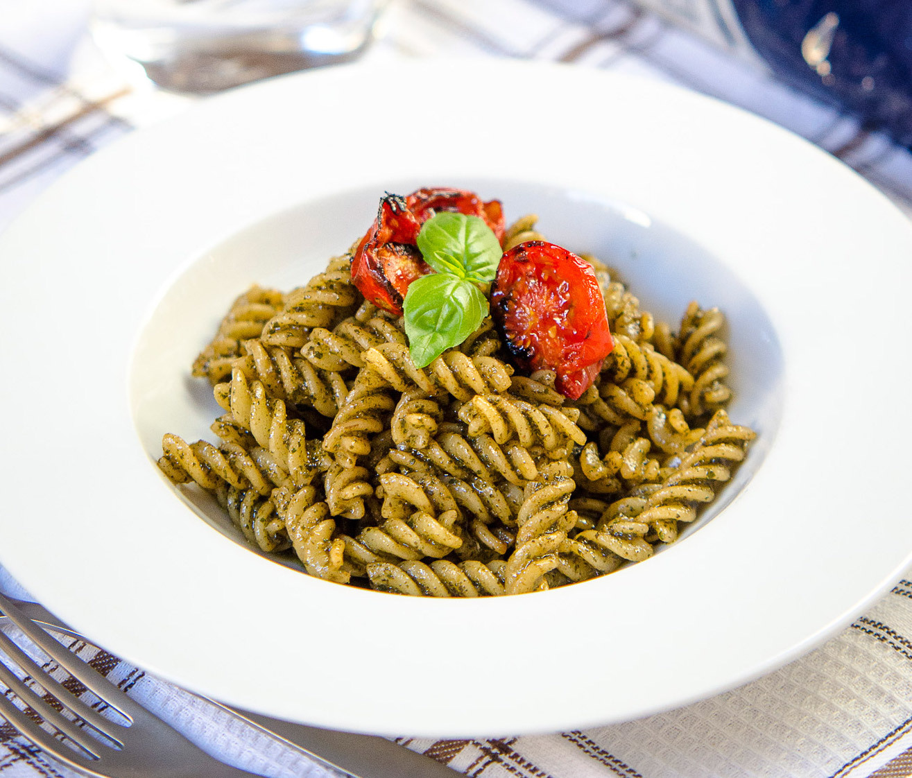Fusilli con pomodorini confit e pesto di limone e menta Antonio Amato